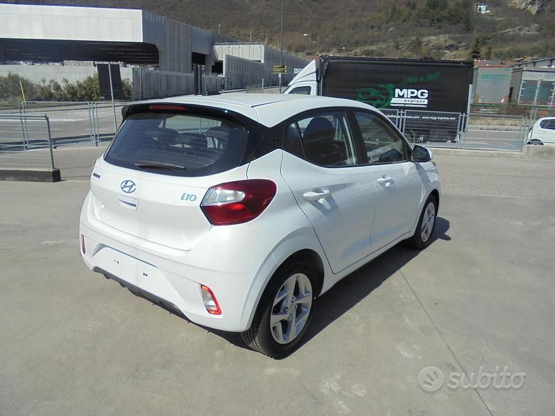 Usata Hyundai i10 66 CV (48 kW) 2023 Bianco Utilitaria