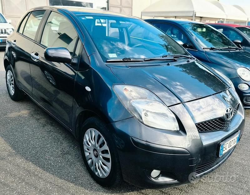 Usata Toyota Yaris Sol 101 CV (74 kW) 2010 Nero Utilitaria