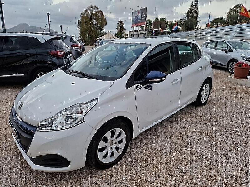 Usata Peugeot 208 Access 67 CV (49 kW) 2016 Bianco Utilitaria