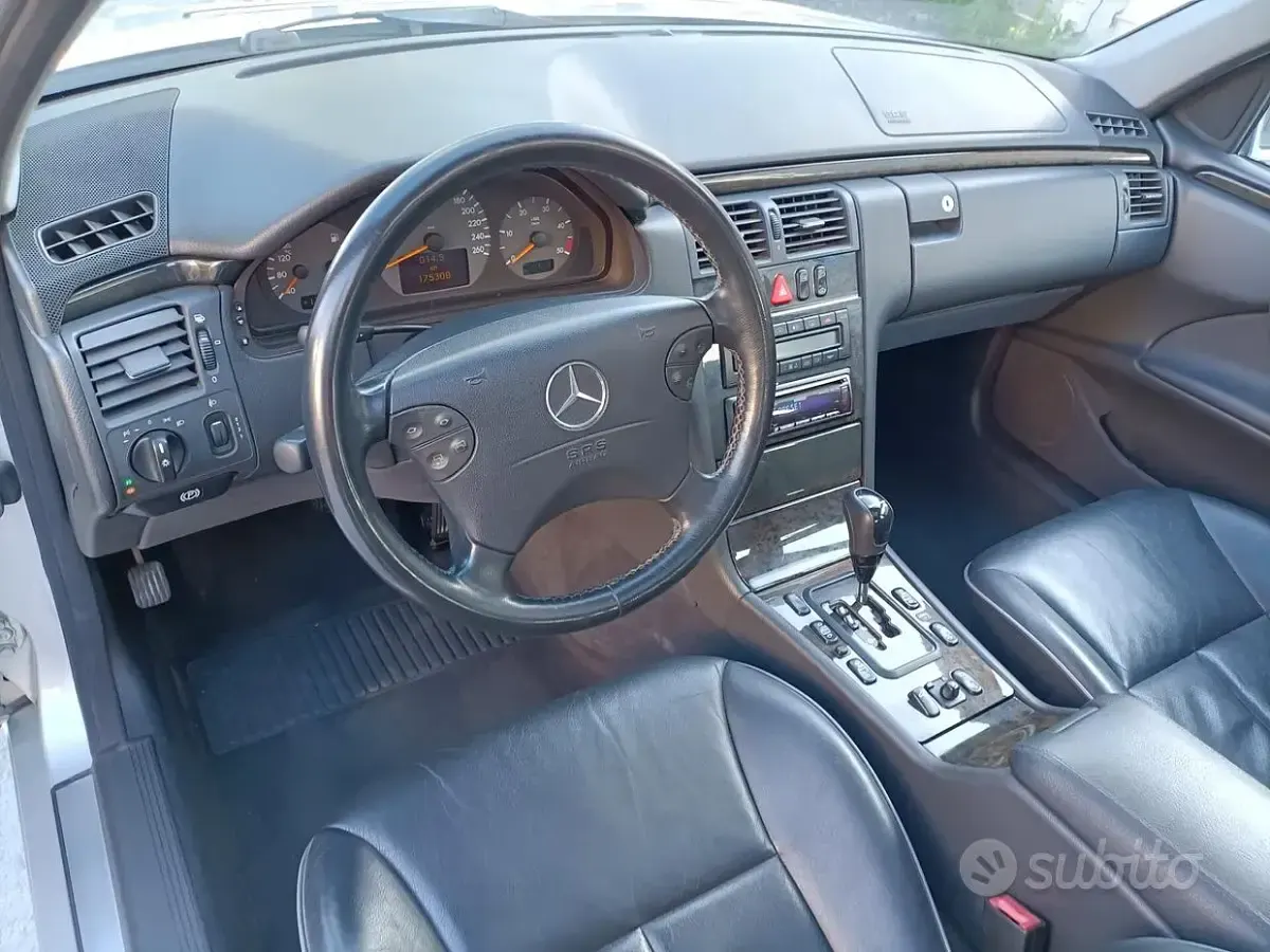 Usata Mercedes E320 Avantgarde 197 CV (144 kW) 2000 Grigio Berlina