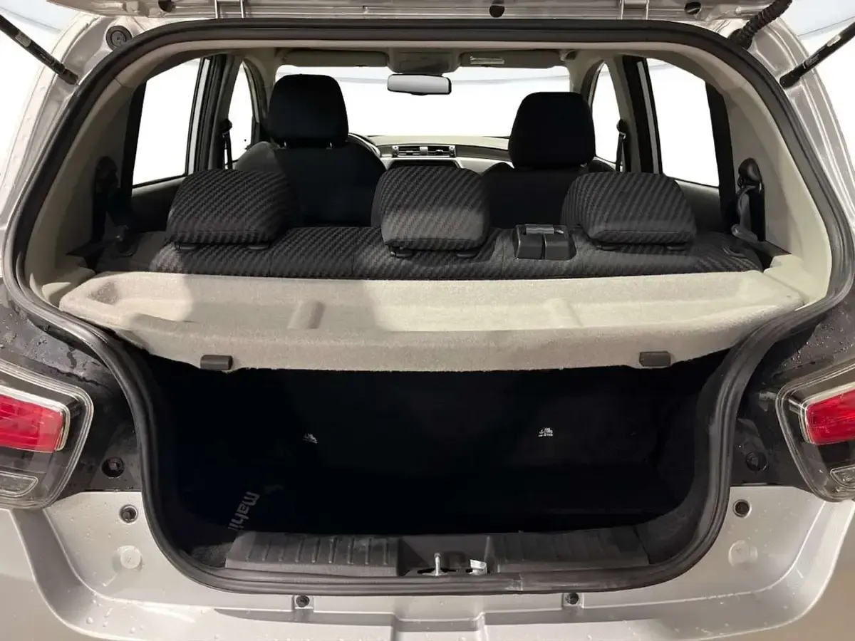 Usata Mahindra KUV100 87 CV (63 kW) 2025 Grigio argento SUV