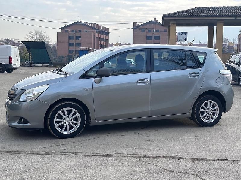 Usata Toyota Verso Luxury 126 CV (92 kW) 2011 Grigio Monovolume