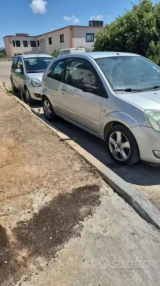 Usata Ford Fiesta 68 CV (50 kW) 2003 Grigio Utilitaria