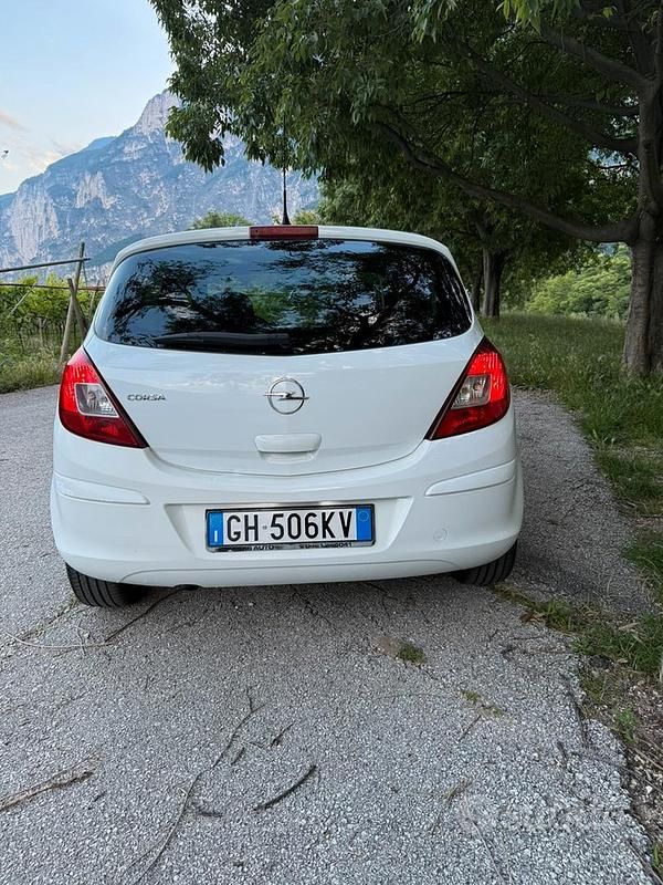 Usata Opel Corsa 86 CV (63 kW) 2010 Bianco Berlina