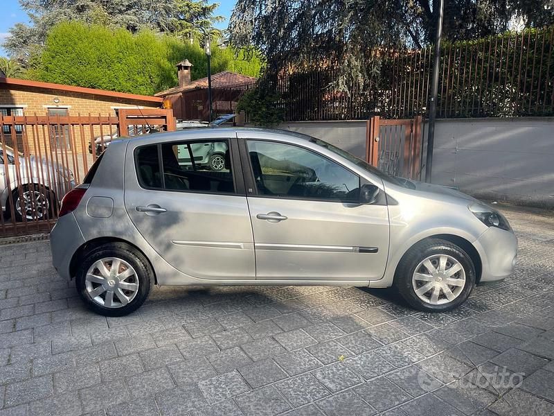 Usata Renault Clio II Dynamique 103 CV (75 kW) 2011 Grigio Berlina
