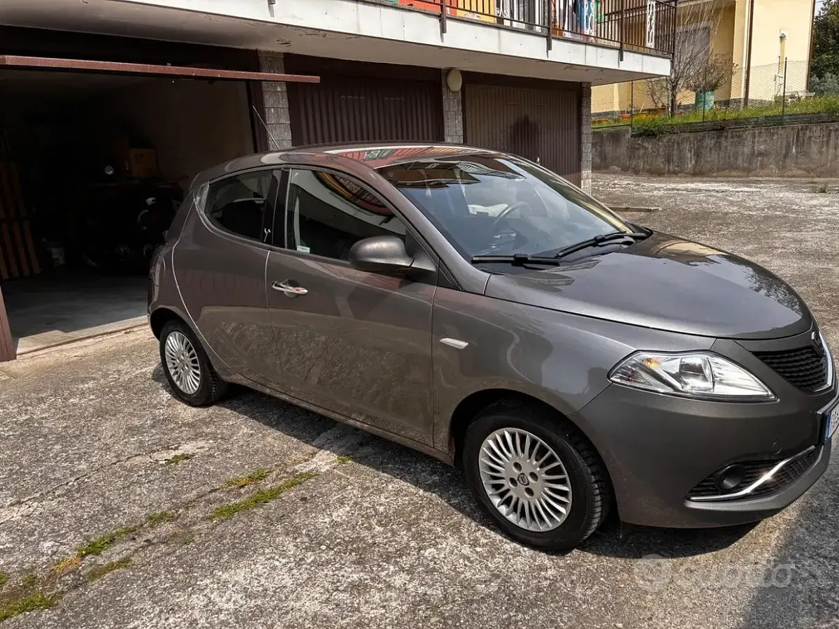 Usata Lancia Ypsilon 60 CV (44 kW) 2017 Grigio Utilitaria