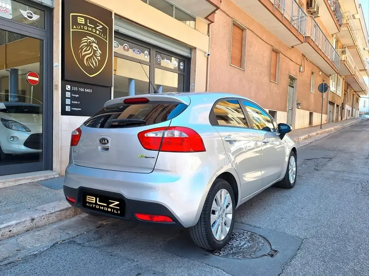 Begagnad Kia Rio EX 75 HK (55 kW) 2013 Silver Sedan