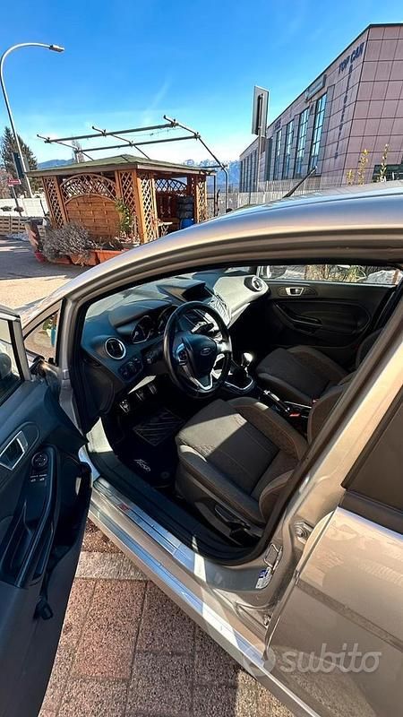 Usata Ford Fiesta ST-Line 75 CV (55 kW) 2017 Grigio Berlina