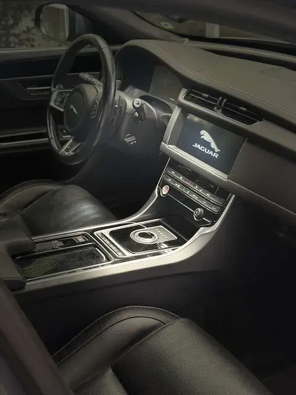 Usata Jaguar XF R-Sport 179 CV (131 kW) 2017 Grigio Berlina