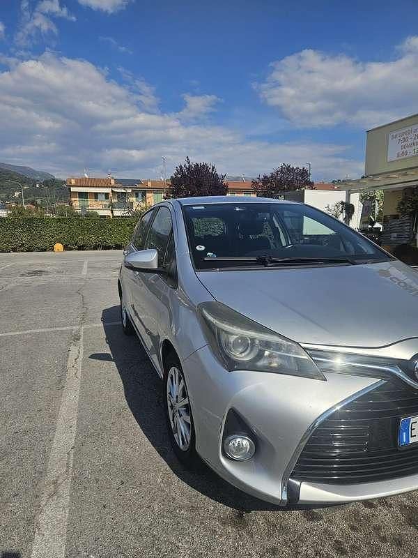 Usata Toyota Yaris Lounge 90 CV (66 kW) 2014 Argento Utilitaria