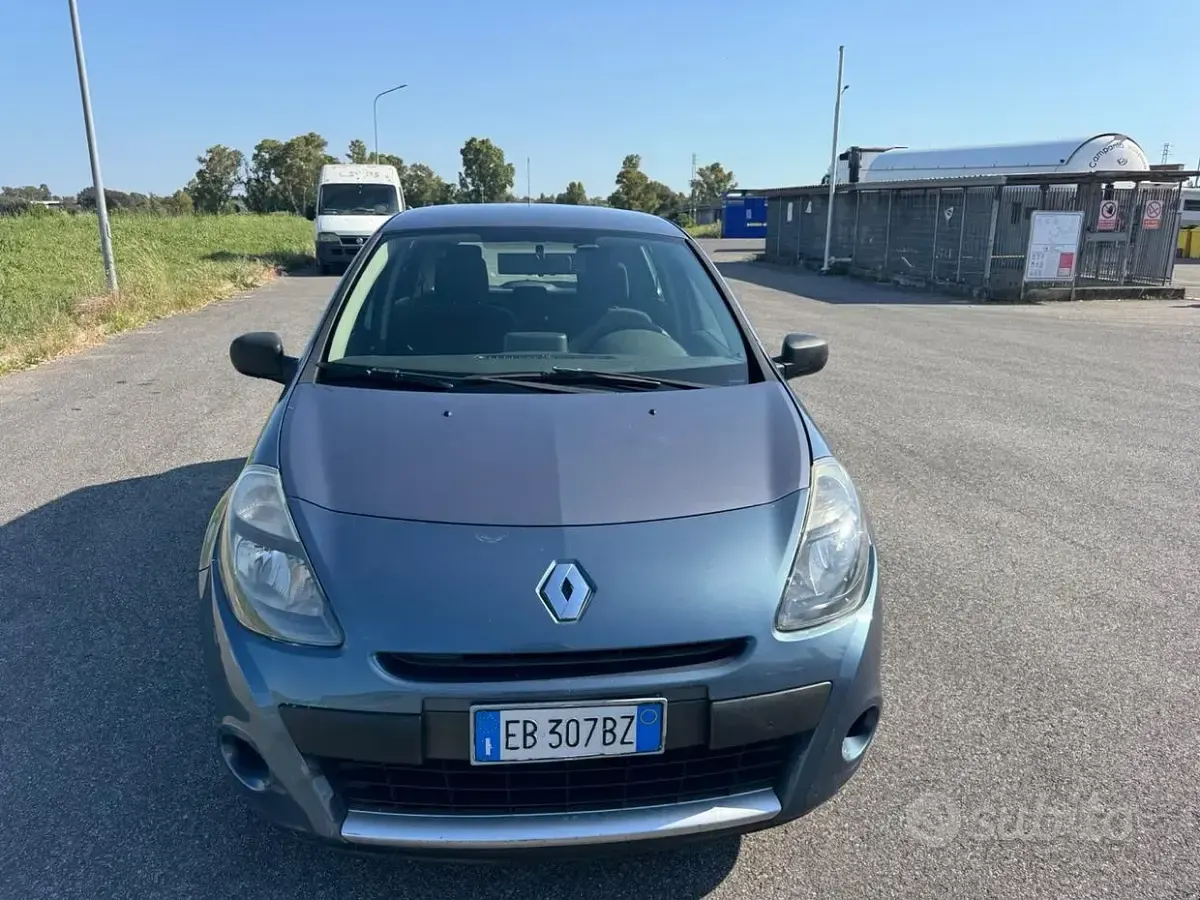 Usata Renault Clio II Dynamique 75 CV (55 kW) 2011 Marrone Berlina
