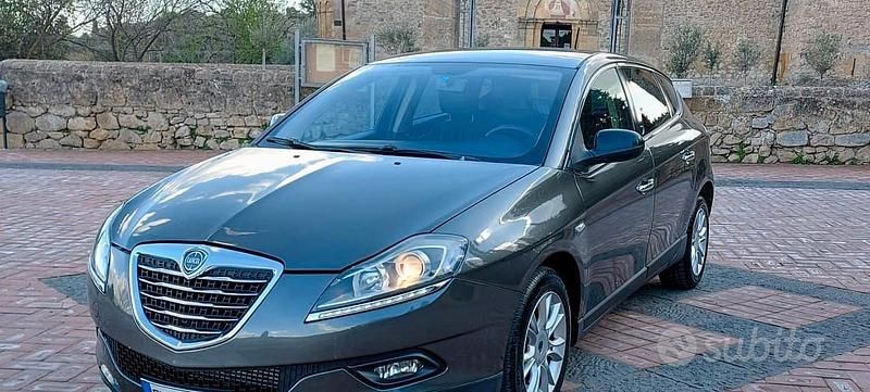 Usata Lancia Delta 120 CV (88 kW) 2012 Grigio Utilitaria