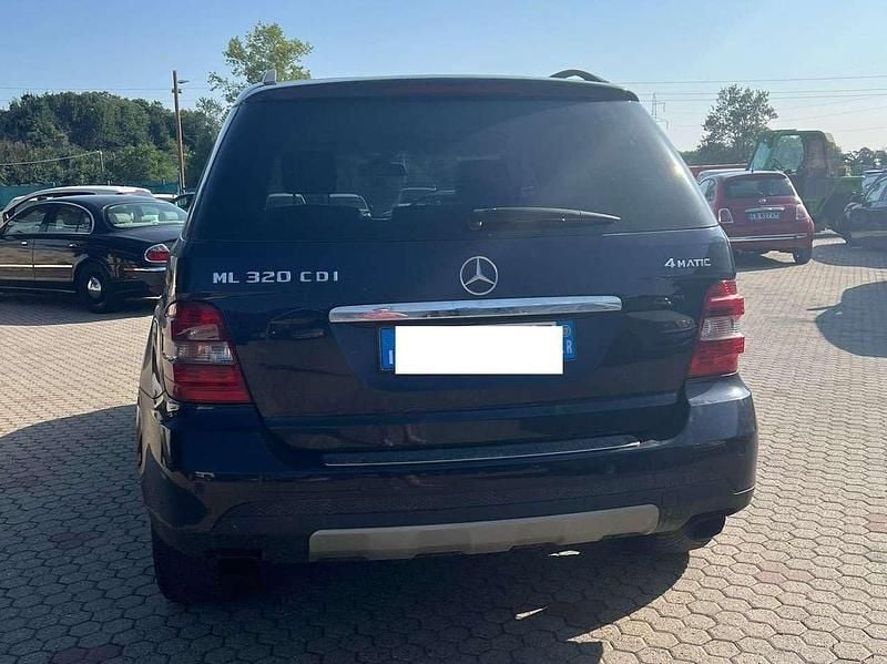 Usata Mercedes ML320 224 CV (164 kW) 2007 Blu/azzurro SUV
