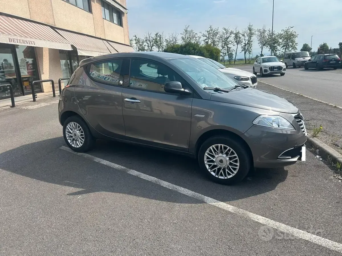 Usata Lancia Ypsilon Gold 80 CV (58 kW) 2014 Grigio Utilitaria