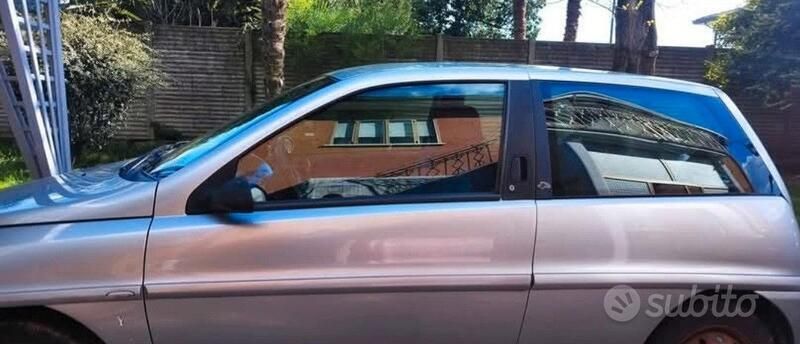 Usata Lancia Ypsilon 54 CV (39 kW) 2001 Grigio Utilitaria