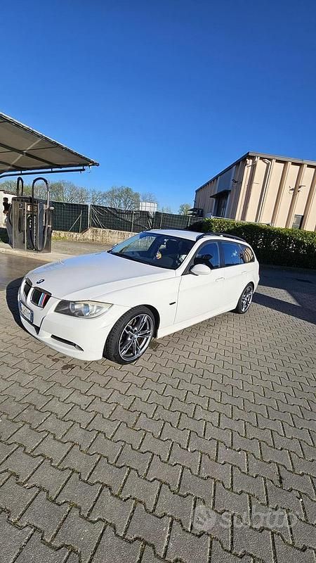 Begagnad BMW 318 143 HK (105 kW) 2008 Vit Kombi