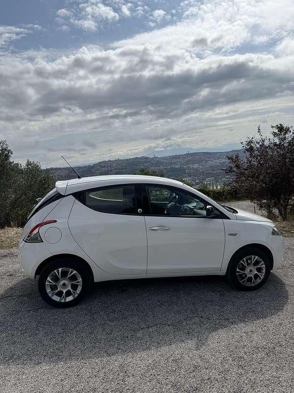 Usata Lancia Ypsilon Gold 80 CV (58 kW) 2015 Utilitaria