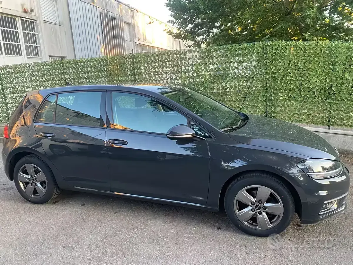 Usata VW Golf VII Trendline 116 CV (85 kW) 2018 Grigio Berlina
