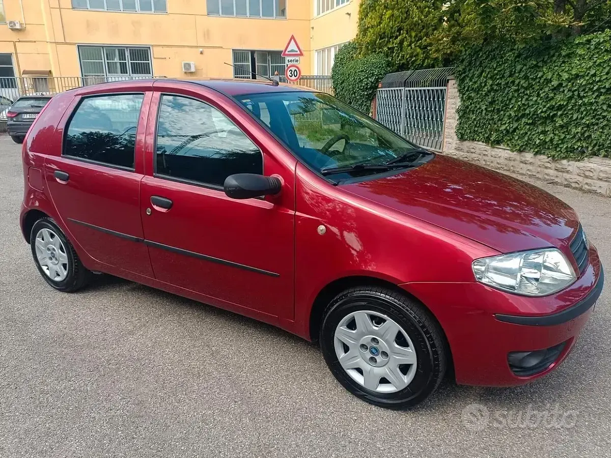 Usata Fiat Punto 60 CV (44 kW) 2004 Rosso Utilitaria