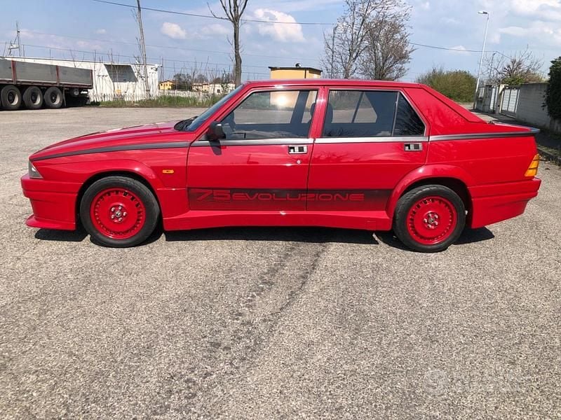 Usata Alfa Romeo 75 155 CV (114 kW) 1987 Rosso Berlina