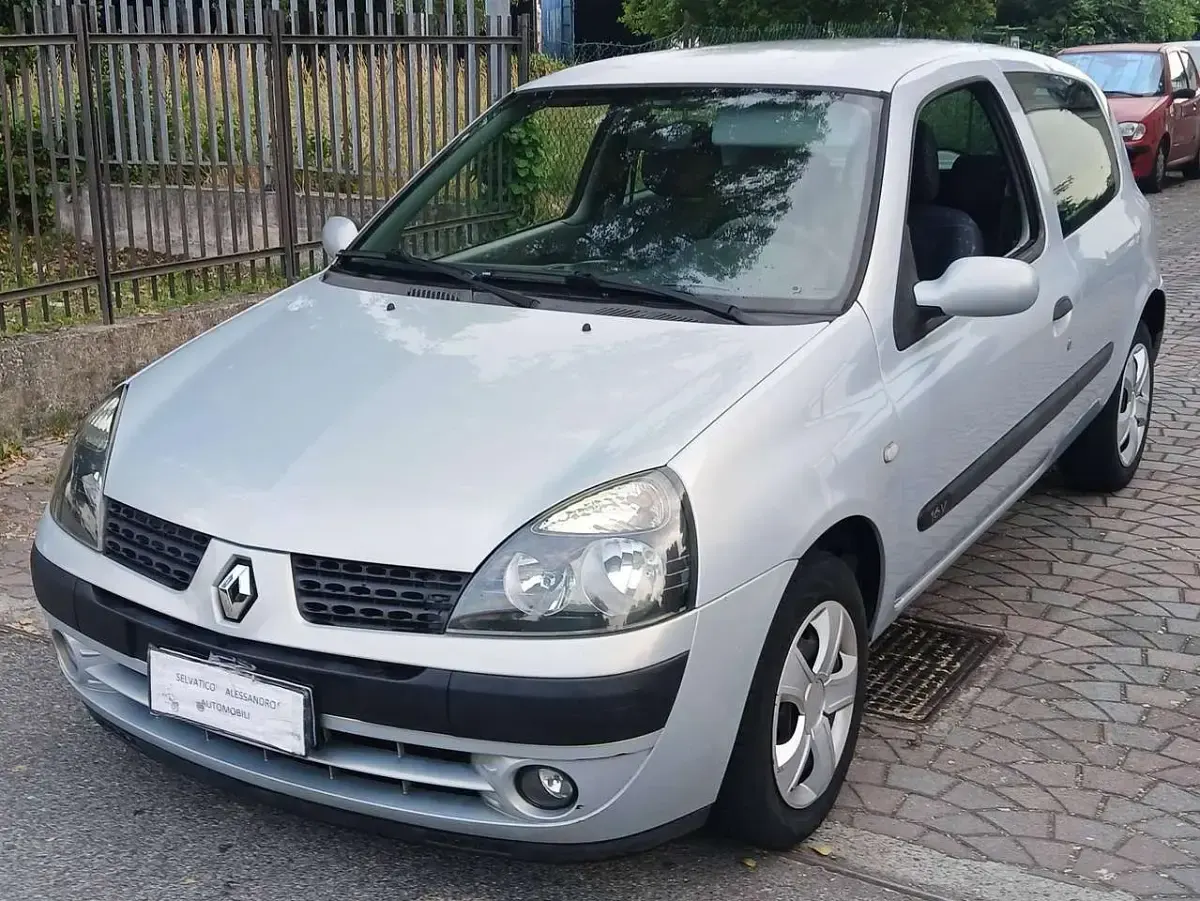 Usata Renault Clio II 75 CV (55 kW) 2004 Argento Berlina