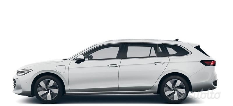 Usata VW Passat Business 204 CV (150 kW) 2024 Bianco Station wagon