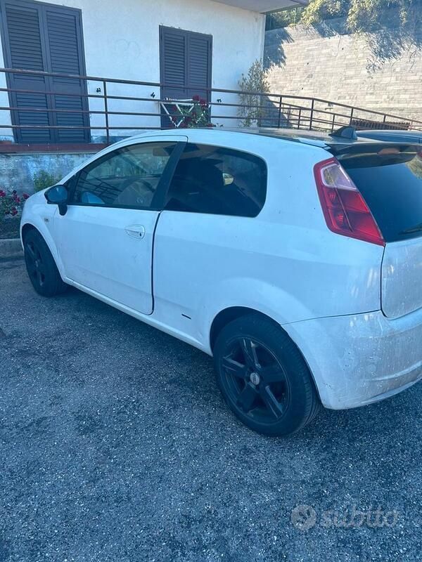 Usata Fiat Grande Punto 75 CV (55 kW) 2011 Bianco Utilitaria