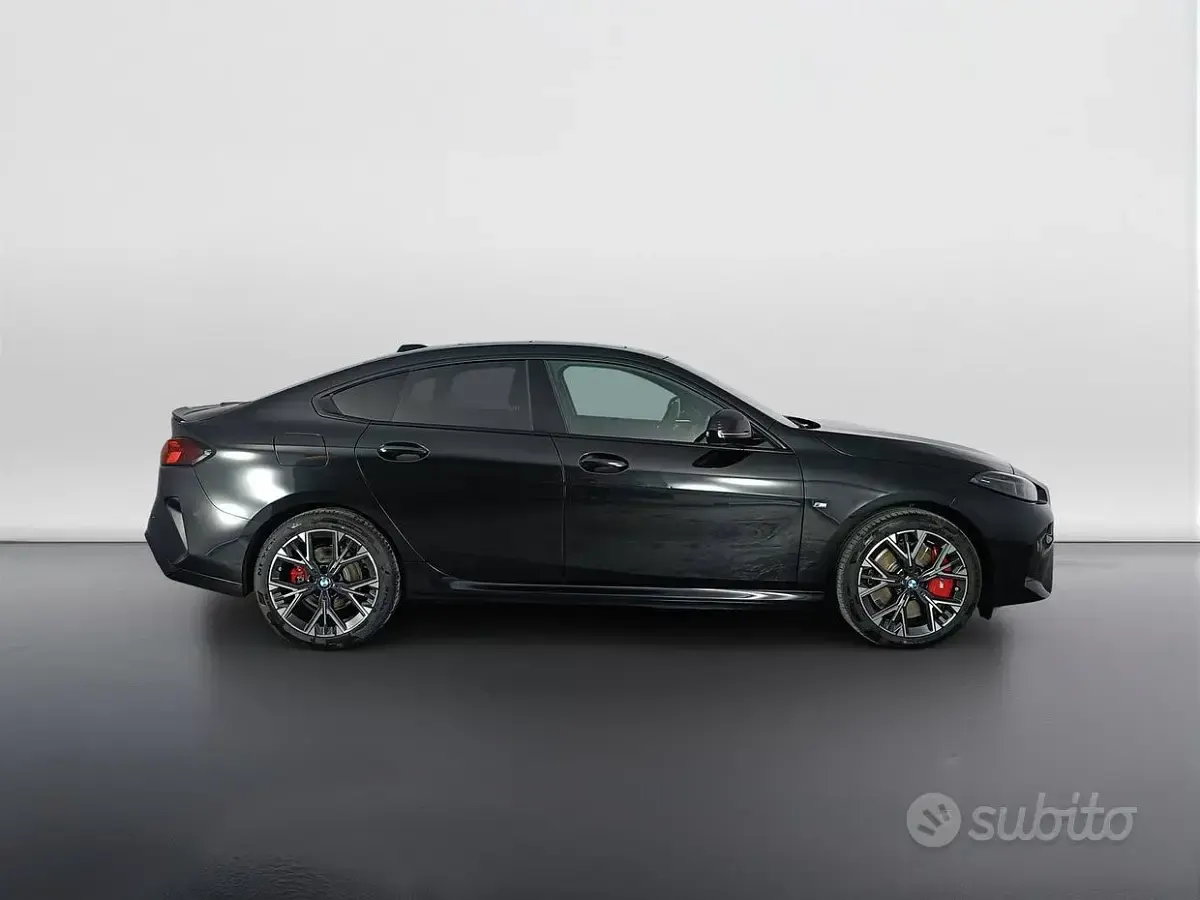 Usata BMW 218 Shadowline 150 CV (110 kW) 2025 Saphirschwarz metallizzato Coupé
