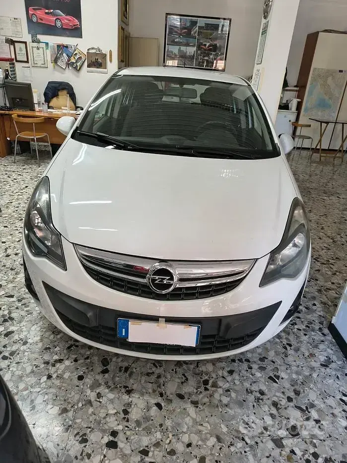 Używany Opel Corsa Edition 75 KM (55 kW) 2014 Biały Hatchback