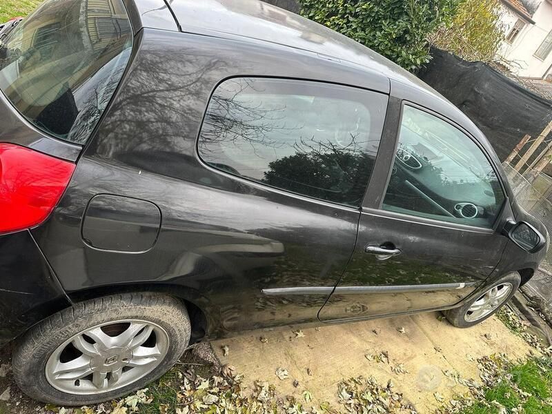 Usata 2006 Renault Clio II Due volumi | 1700 € (Molto cara) - Immagine 1/4
