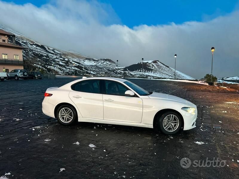 Bianco Usata 2019 Alfa Romeo Giulia Tre volumi | 19.000 € (Buon prezzo) - Immagine 1/4