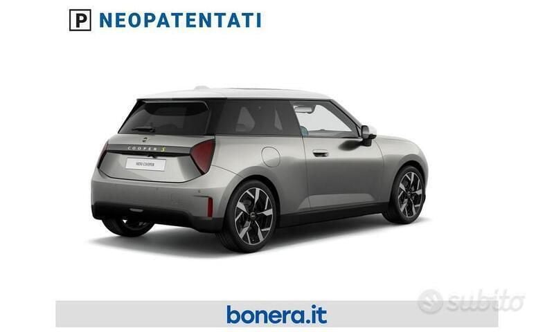 Nuova Mini Cooper SE Favoured 160 kW (218 CV) 2025 Melting silver iii Utilitaria