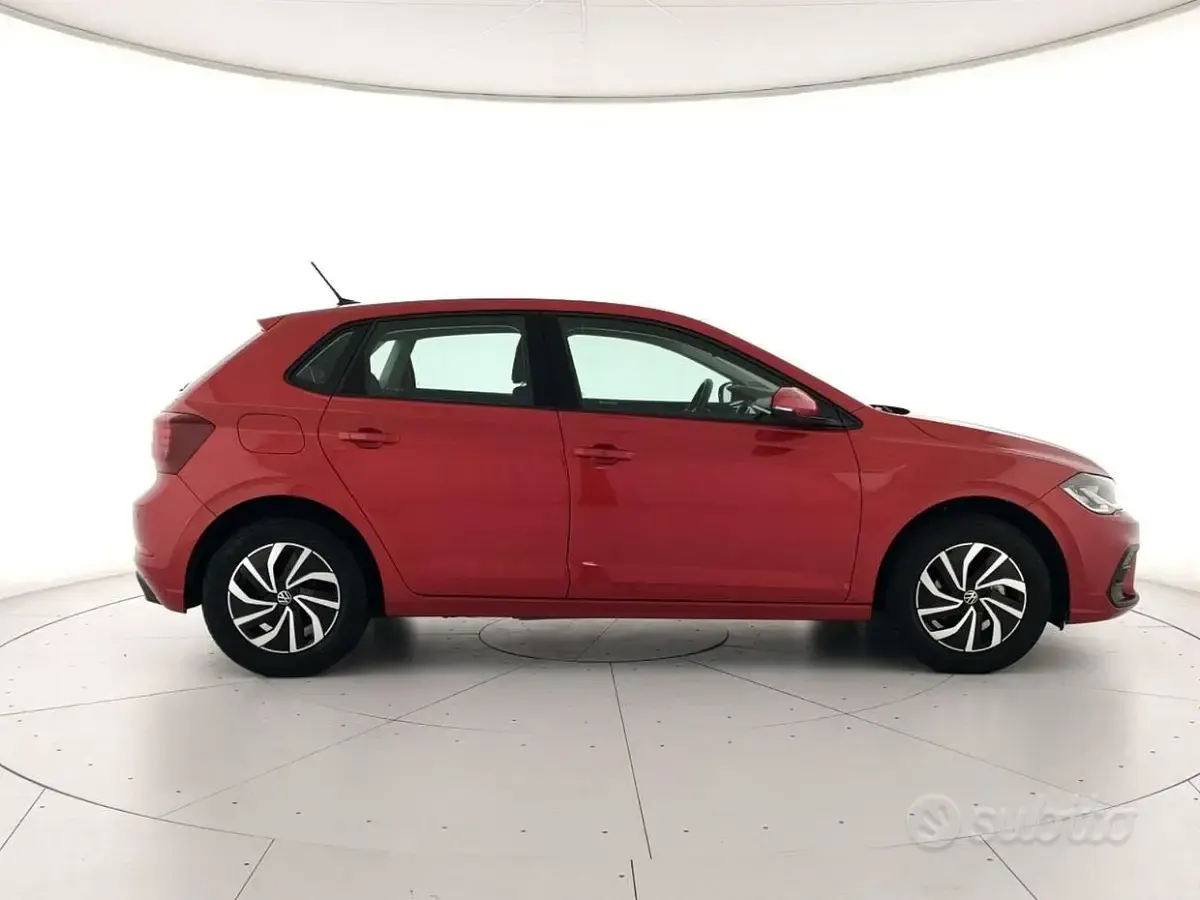Usata VW Polo Life 95 CV (69 kW) 2023 P8 kings red metallizzato Utilitaria