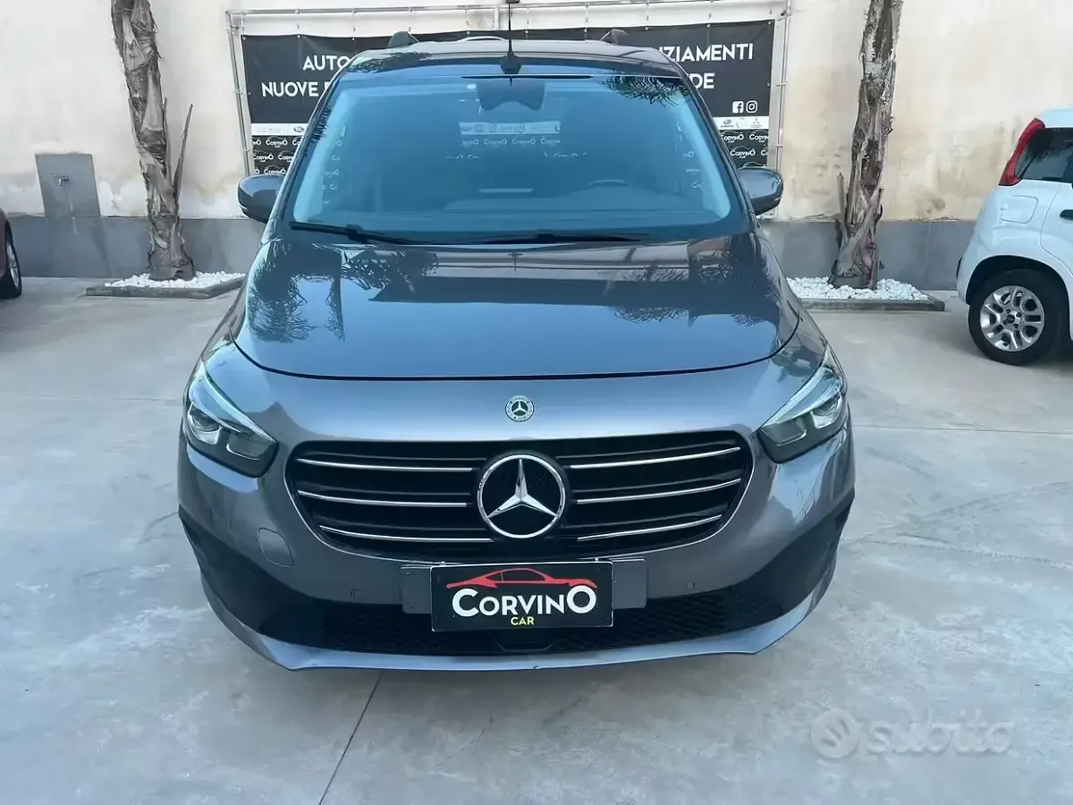 Usata Mercedes T180 Premium 116 CV (85 kW) 2023 Grigio Monovolume
