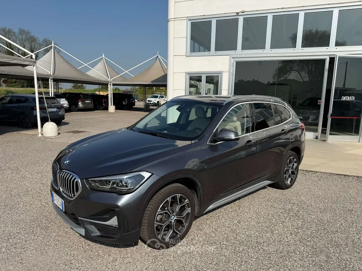 Begagnad BMW X1 xLine 150 HK (110 kW) 2021 Grå SUV