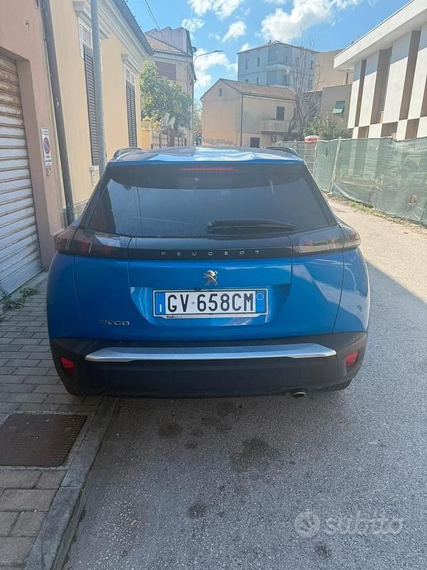 Usata Peugeot 2008 Allure 131 CV (96 kW) 2023 Blu SUV