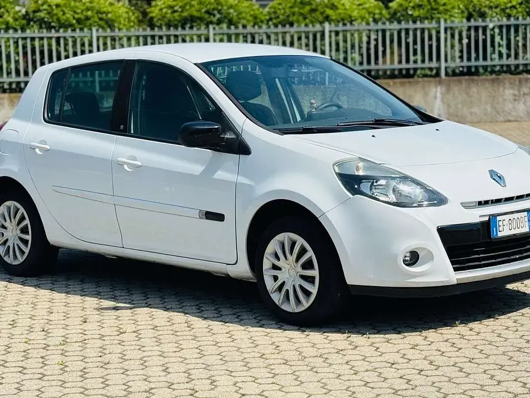 Usata Renault Clio III 75 CV (55 kW) 2010 Bianco Berlina