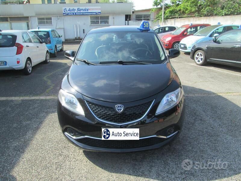 Usata Lancia Ypsilon Gold 69 CV (50 kW) 2017 Nero pastello Utilitaria