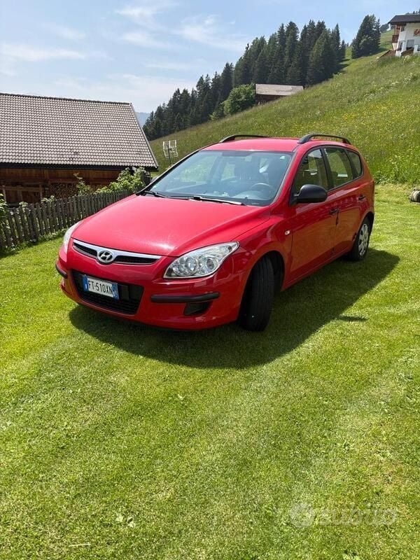 Rosso Usata 2009 Hyundai i30 Tre volumi | 1000 € (Super prezzo) - Immagine 1/4