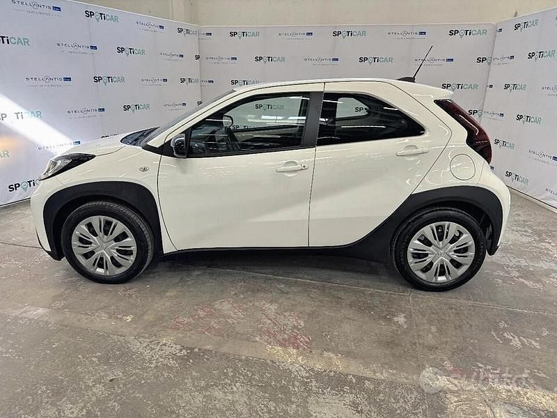 Käytetty Toyota Aygo X Active 72 HP (52 kW) 2025 Valkoinen Katumaasturi