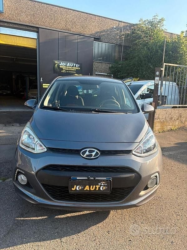 Argento Usata 2015 Hyundai i10 Classic Due volumi | 5500 € (Buon prezzo) - Immagine 1/4