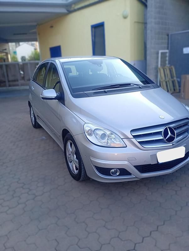 Usata Mercedes B180 Premium 108 CV (79 kW) 2011 Grigio Monovolume