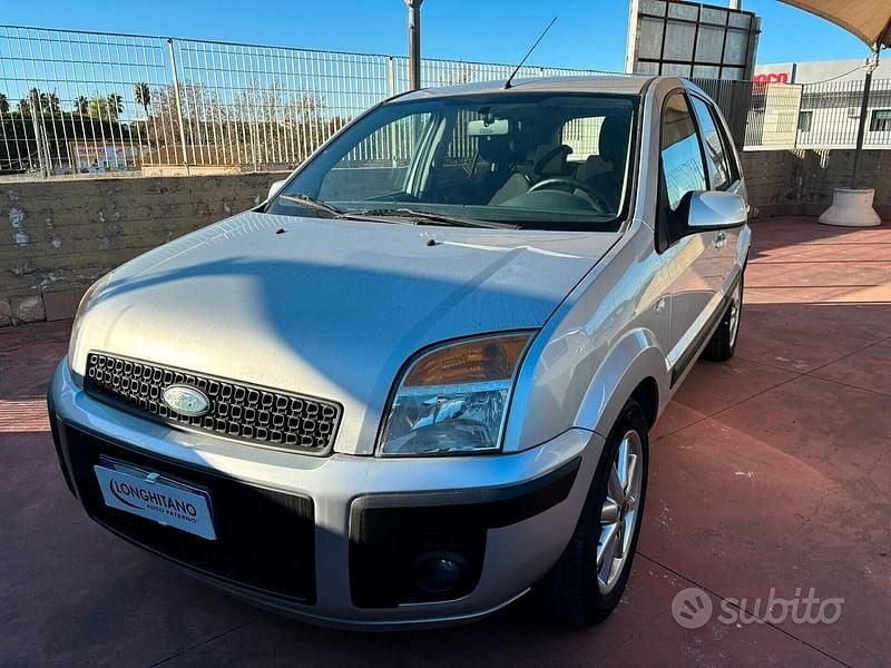 Grigio Usata 2008 Ford Fusion Tre volumi | 3890 € (Cara) - Immagine 1/4