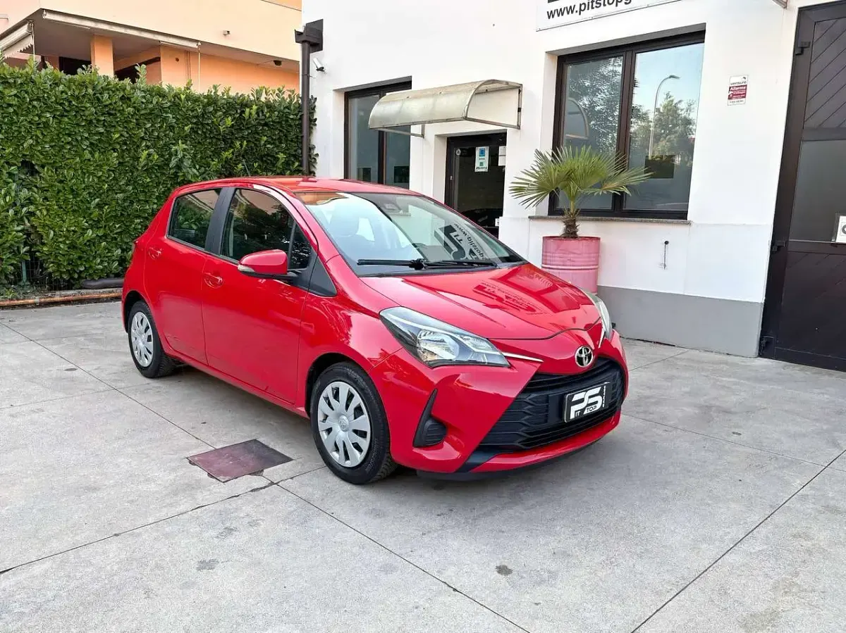 Usata Toyota Yaris Active 69 CV (50 kW) 2017 Rosso Berlina