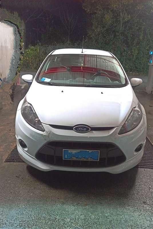 Usata Ford Fiesta 95 CV (69 kW) 2009 Bianco Berlina
