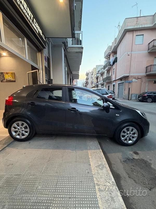 Usata Kia Rio 75 CV (55 kW) 2013 Grigio Berlina