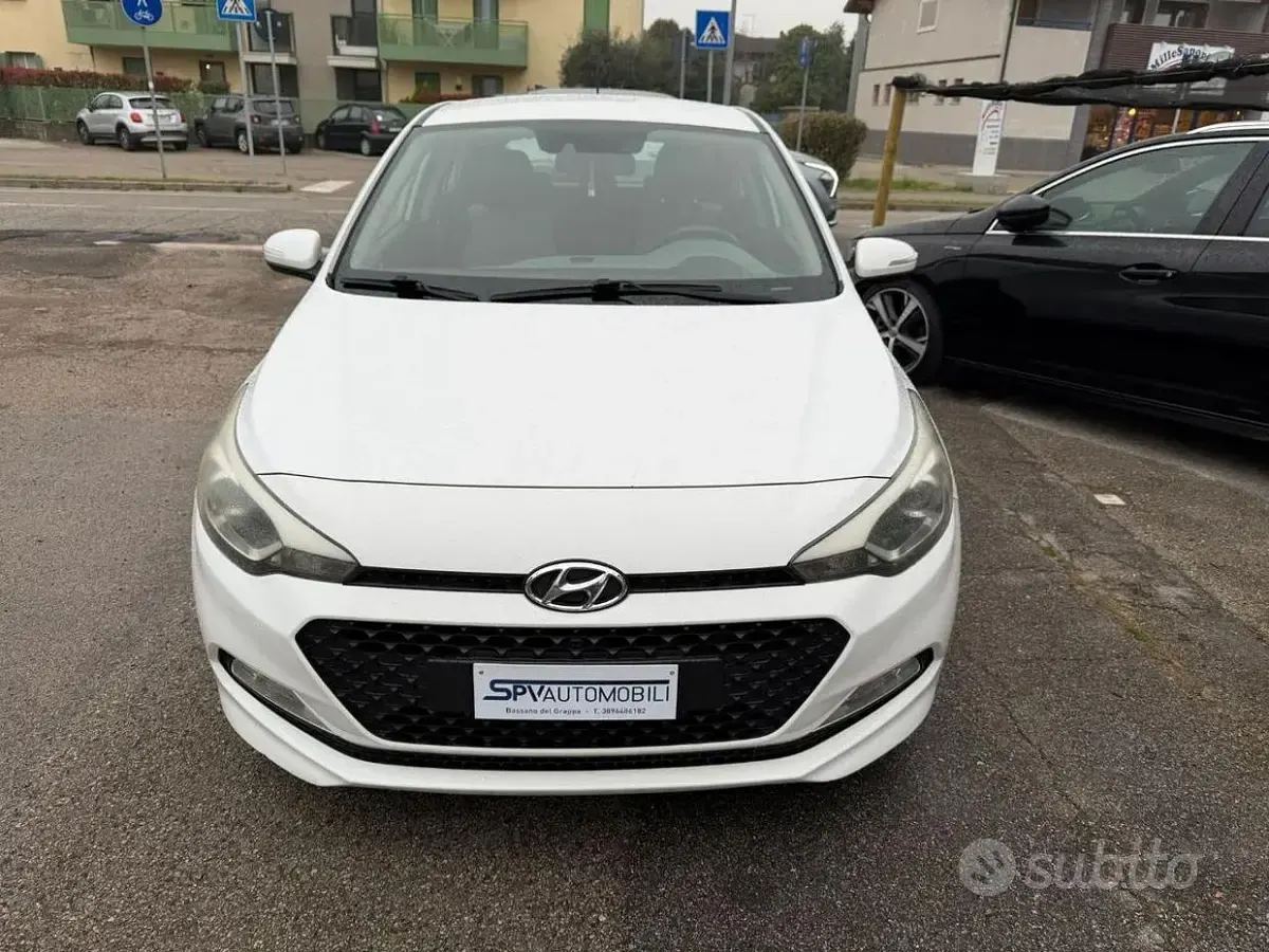 Usata Hyundai i20 90 CV (66 kW) 2015 Bianco Berlina