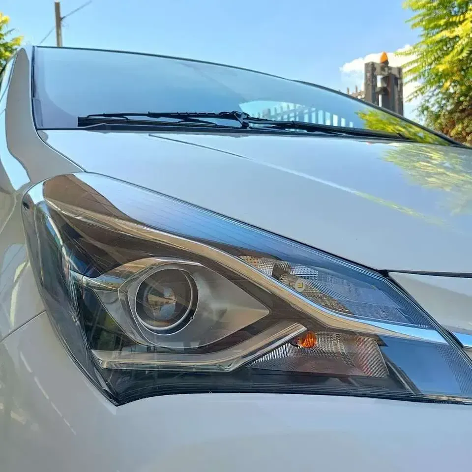 Usata Toyota Yaris Hybrid Cool 73 CV (53 kW) 2019 Bianco Berlina
