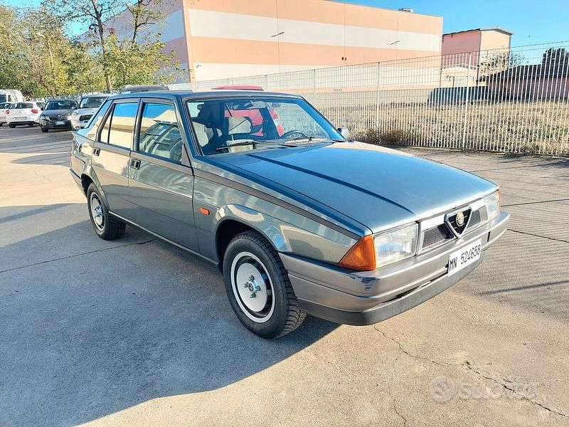 Usata Alfa Romeo 75 120 CV (88 kW) 1989 Grigio Berlina