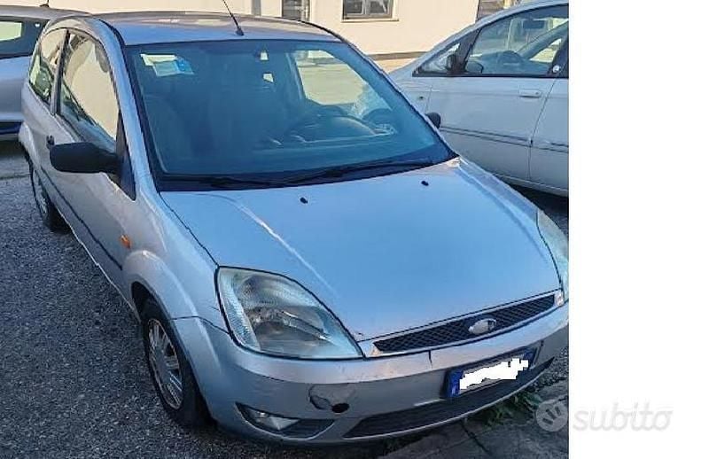 Grigio Usata 2003 Ford Fiesta Due volumi | 1000 € (Ottimo prezzo) - Immagine 1/4